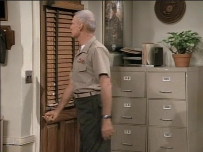 MJOR_DAD_-_E3X01_THE_SHUTDOWN_125.jpg
