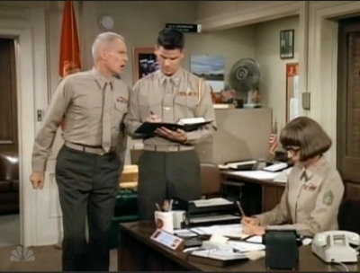 MAJOR_DAD_-_E3X08_LADY_IN_WAITING_007.jpg