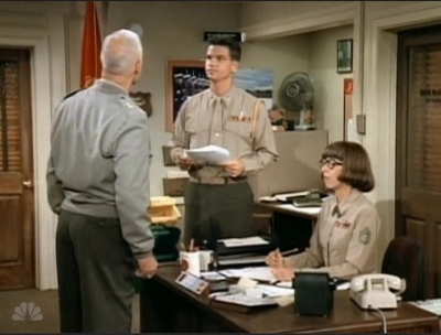 MAJOR_DAD_-_E3X08_LADY_IN_WAITING_067.jpg