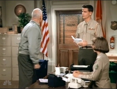 MAJOR_DAD_-_E3X08_LADY_IN_WAITING_102.jpg