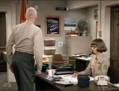 MAJOR_DAD_-_E3X08_LADY_IN_WAITING_131.jpg