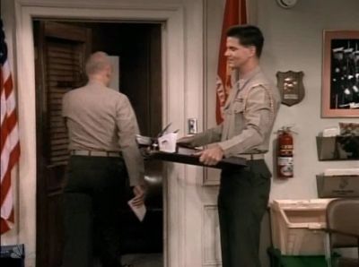 MAJOR_DAD_-_E3X13_WHOS_THAT_BLONDE_330.jpg