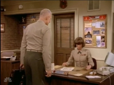 MAJOR_DAD_-_E4X19_GUNNY_GETS_ROBBED_008.jpg