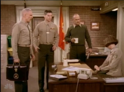 MAJOR_DAD_-_E4X19_GUNNY_GETS_ROBBED_085.jpg