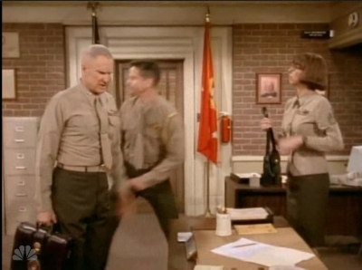 MAJOR_DAD_-_E4X19_GUNNY_GETS_ROBBED_090.jpg