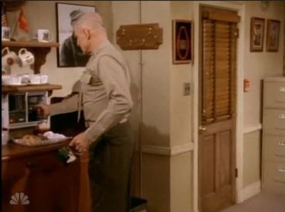 MAJOR_DAD_-_E4X19_GUNNY_GETS_ROBBED_099.jpg
