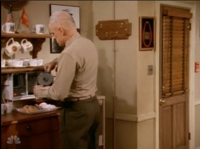 MAJOR_DAD_-_E4X19_GUNNY_GETS_ROBBED_101.jpg
