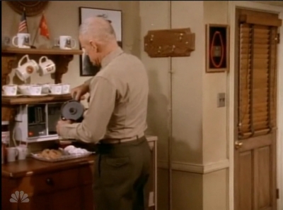 MAJOR_DAD_-_E4X19_GUNNY_GETS_ROBBED_102.jpg