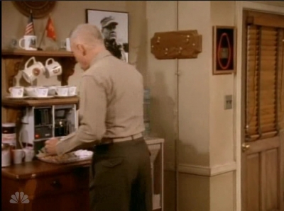 MAJOR_DAD_-_E4X19_GUNNY_GETS_ROBBED_104.jpg