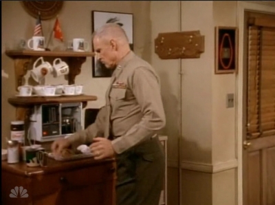 MAJOR_DAD_-_E4X19_GUNNY_GETS_ROBBED_106.jpg