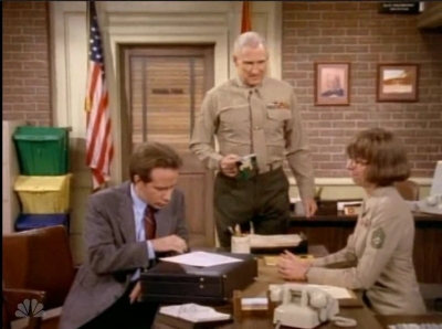 MAJOR_DAD_-_E4X19_GUNNY_GETS_ROBBED_130.jpg