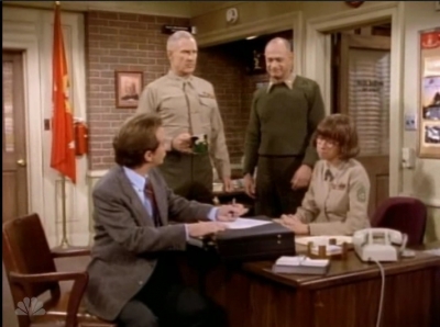 MAJOR_DAD_-_E4X19_GUNNY_GETS_ROBBED_157.jpg