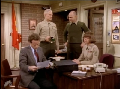 MAJOR_DAD_-_E4X19_GUNNY_GETS_ROBBED_165.jpg