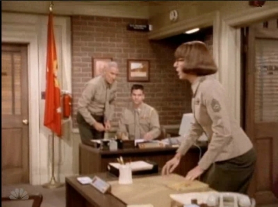 MAJOR_DAD_-_E4X19_GUNNY_GETS_ROBBED_170.jpg
