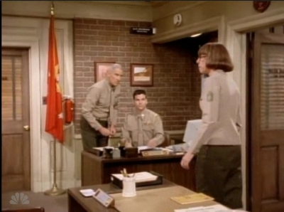 MAJOR_DAD_-_E4X19_GUNNY_GETS_ROBBED_171.jpg