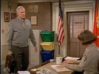 MAJOR_DAD_-_E4X19_GUNNY_GETS_ROBBED_180.jpg