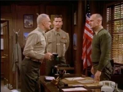 MAJOR_DAD_-_E4X19_GUNNY_GETS_ROBBED_208.jpg