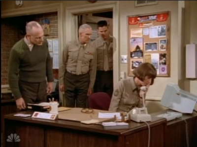 MAJOR_DAD_-_E4X19_GUNNY_GETS_ROBBED_235.jpg