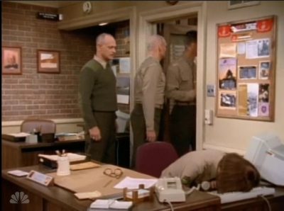 MAJOR_DAD_-_E4X19_GUNNY_GETS_ROBBED_250.jpg