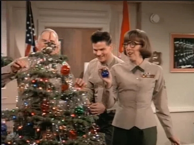 MAJOR_DAD_-_E2X12_THE_GIFT_OF_THE_MAJOR_001147.jpg