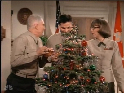 MAJOR_DAD_-_E2X12_THE_GIFT_OF_THE_MAJOR_001152.jpg