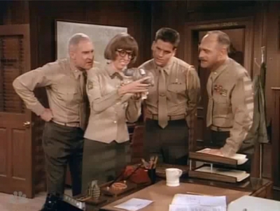 MAJOR_DAD_-_E2X14_A_BIRD_IN_THE_HAND_077.jpg