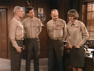 MAJOR_DAD_-_E2X14_A_BIRD_IN_THE_HAND_136.jpg