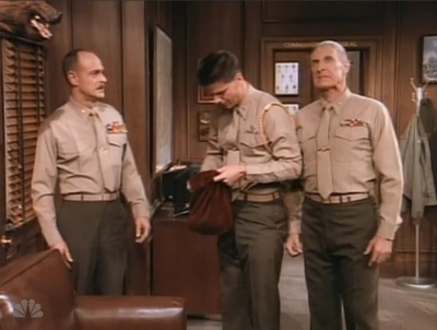 MAJOR_DAD_-_E2X14_A_BIRD_IN_THE_HAND_196.jpg