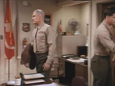 MAJOR_DAD_-_E2X14_A_BIRD_IN_THE_HAND_303.jpg