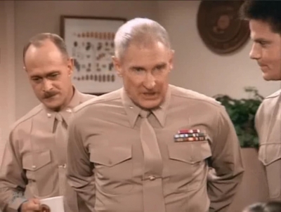MAJOR_DAD_-_E2X14_A_BIRD_IN_THE_HAND_394.jpg
