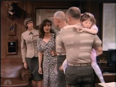 MAJOR_DAD_-_E2X23_ELMO_COME_HOME_340.jpg