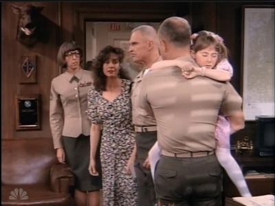 MAJOR_DAD_-_E2X23_ELMO_COME_HOME_346.jpg