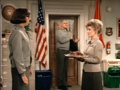 MAJOR_DAD_-_E3X06_ANYTHING_YOU_CAN_DO_I_CAN_DO_PERKY_084.jpg