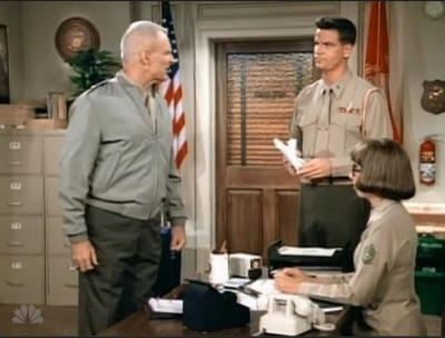 MAJOR_DAD_-_E3X08_LADY_IN_WAITING_101.jpg