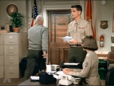 MAJOR_DAD_-_E3X08_LADY_IN_WAITING_103.jpg