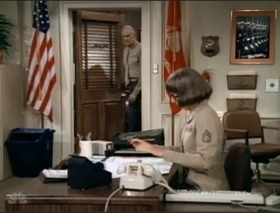 MAJOR_DAD_-_E3X08_LADY_IN_WAITING_109.jpg
