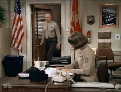 MAJOR_DAD_-_E3X08_LADY_IN_WAITING_110.jpg
