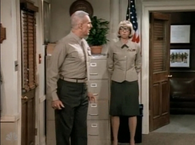 MAJOR_DAD_-_E3X13_WHOS_THAT_BLONDE_175.jpg
