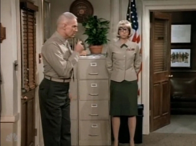 MAJOR_DAD_-_E3X13_WHOS_THAT_BLONDE_180.jpg