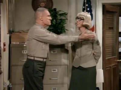 MAJOR_DAD_-_E3X13_WHOS_THAT_BLONDE_190.jpg