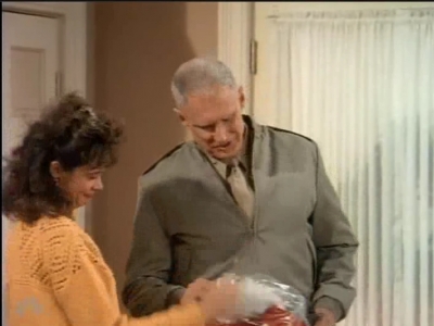 MAJOR_DAD_-_E2X12_THE_GIFT_OF_THE_MAJOR_001200.jpg