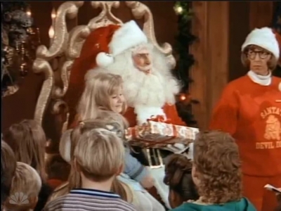 MAJOR_DAD_-_E2X12_THE_GIFT_OF_THE_MAJOR_001319.jpg