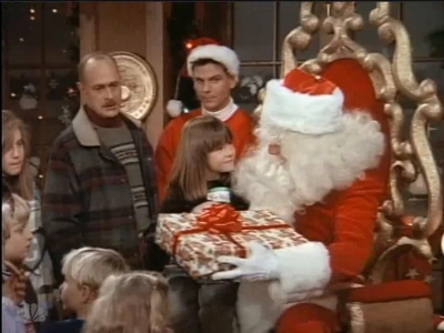 MAJOR_DAD_-_E2X12_THE_GIFT_OF_THE_MAJOR_001359.jpg