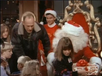 MAJOR_DAD_-_E2X12_THE_GIFT_OF_THE_MAJOR_001363.jpg