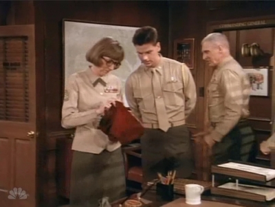 MAJOR_DAD_-_E2X14_A_BIRD_IN_THE_HAND_053.jpg