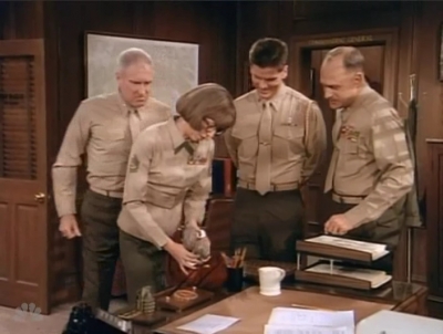 MAJOR_DAD_-_E2X14_A_BIRD_IN_THE_HAND_057.jpg