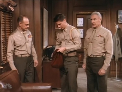 MAJOR_DAD_-_E2X14_A_BIRD_IN_THE_HAND_194.jpg