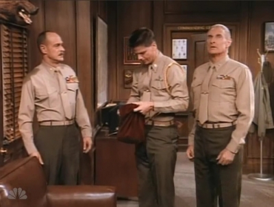 MAJOR_DAD_-_E2X14_A_BIRD_IN_THE_HAND_197.jpg